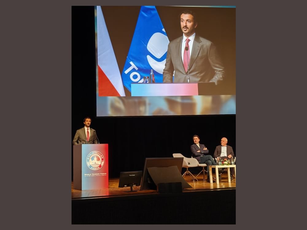 وزير الاقتصاد يستعرض تجارب الإمارات الناجحة في "منتدى السياحة العالمي" ببراغ