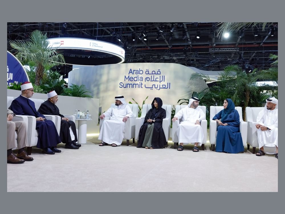 أحمد بن محمد يلتقي شيخ الأزهر الشريف .. ويثني على جهوده في نشر رسالة التسامح والتعايش الإنساني 1 أحمد بن محمد يلتقي شيخ الأزهر الشريف .. ويثني على جهوده في نشر رسالة التسامح والتعايش الإنساني