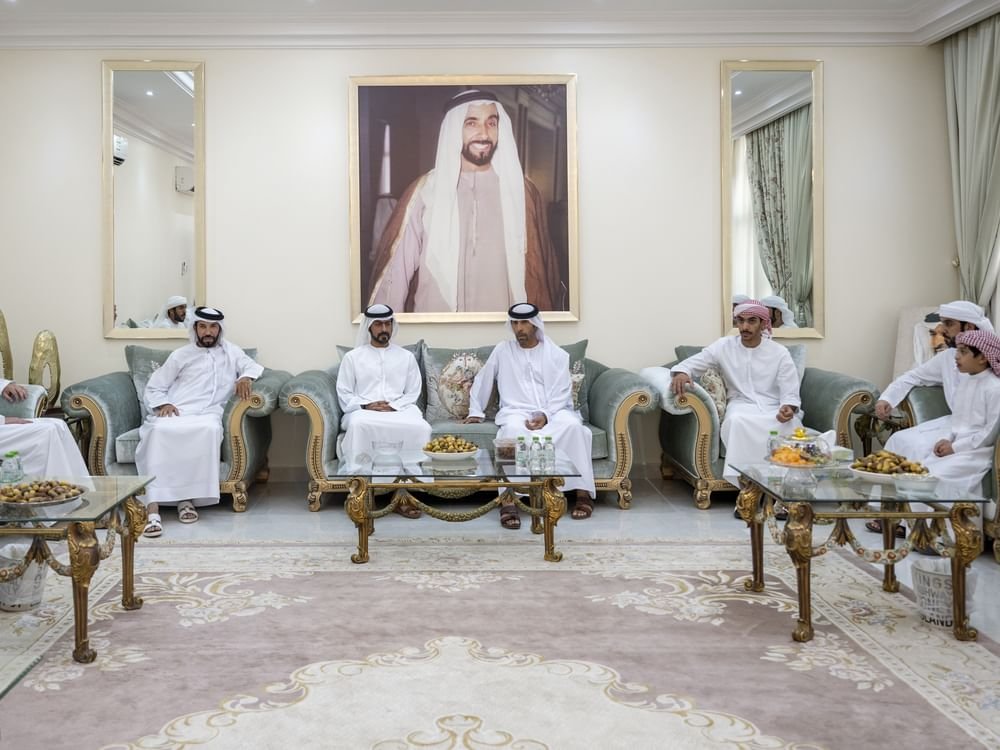 خليفة بن طحنون بن محمد يقدم واجب العزاء في وفاة سعيد بن خصيبة الظاهري