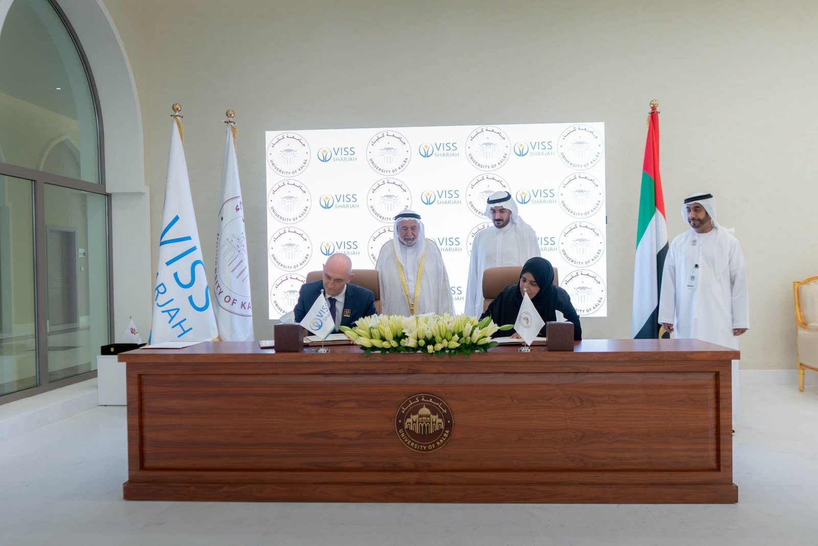 حاكم الشارقة يشهد توقيع مذكرة تفاهم بين جامعة كلباء ومدرسة فكتوريا الدولية