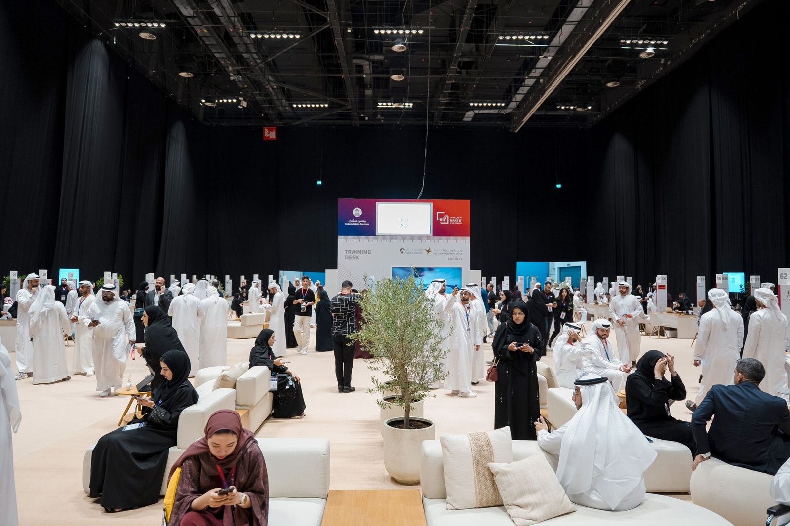 3 آلاف من المواطنين تقدموا لـ1200 وظيفة في معرض مصنعين خلال "اصنع في الإمارات"