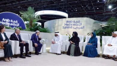 أحمد بن محمد يلتقي رئيس مجلس الوزراء اللبناني على هامش قمة الإعلام العربي في دبي