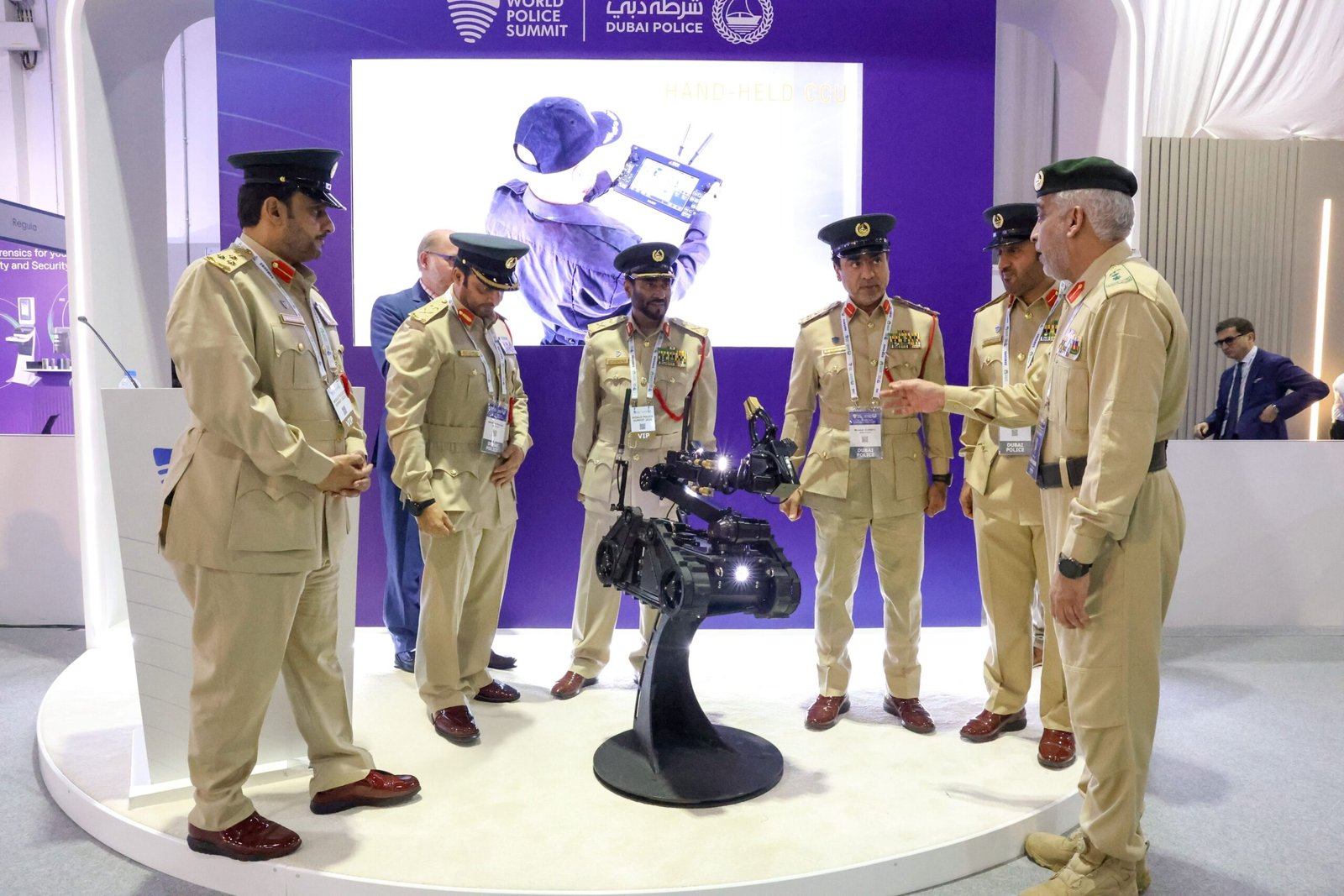 شرطة دبي تدشّن روبوتاً ذكياً وتعزز شراكاتها الدولية لحماية الأطفال 1 شرطة دبي تدشّن روبوتاً ذكياً وتعزز شراكاتها الدولية لحماية الأطفال