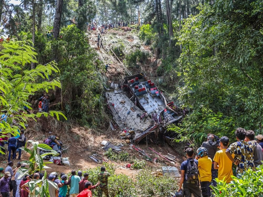 21 قتيلا بسقوط حافلة في وادٍ وسط سريلانكا 1 21 قتيلا بسقوط حافلة في وادٍ وسط سريلانكا