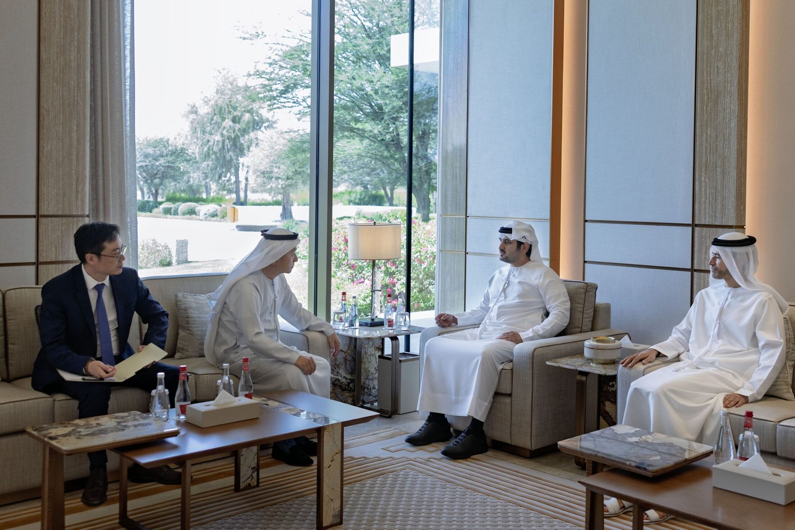 مكتوم بن محمد يستقبل سفير الصين لدى الدولة