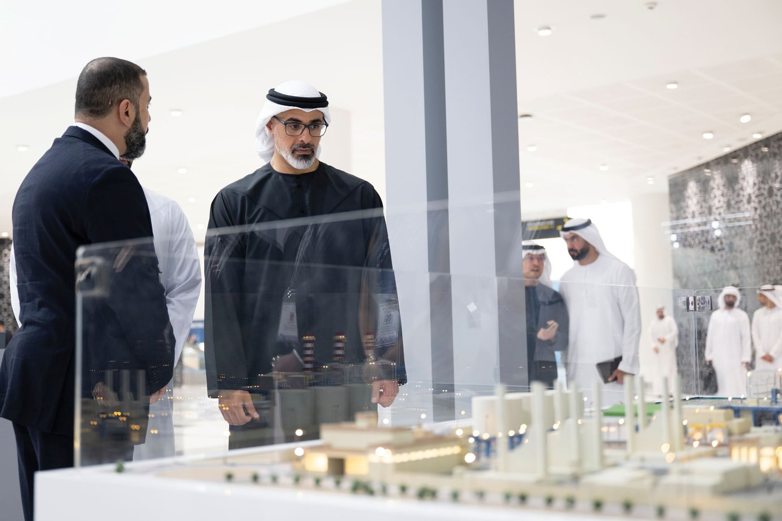 خالد بن محمد بن زايد يشهد جانباً من فعاليات "المعرض والمؤتمر العالمي للمرافق 2025"