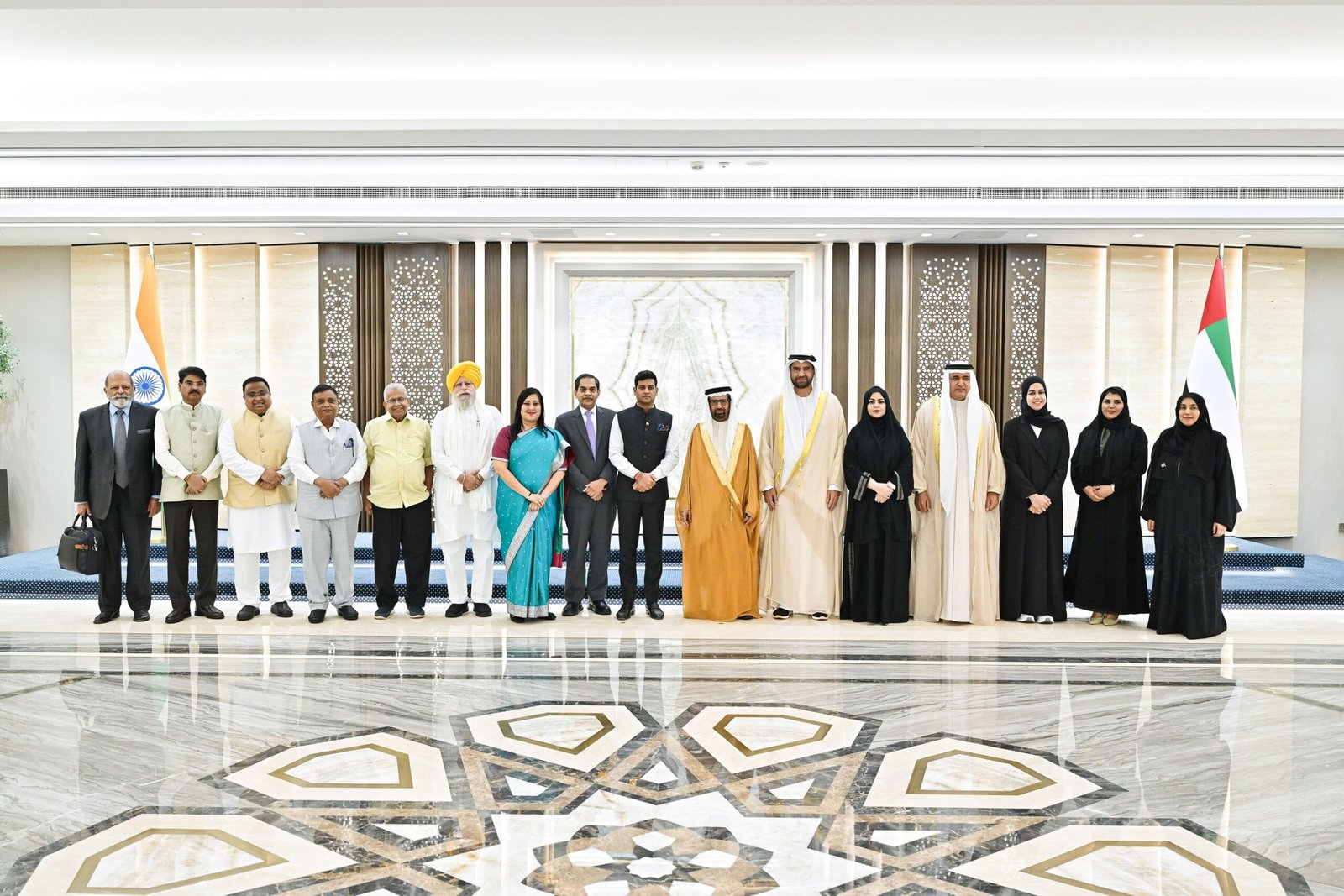 علي النعيمي يلتقي وفدا من مجلسي الشيوخ والنواب في الهند 1 علي النعيمي يلتقي وفدا من مجلسي الشيوخ والنواب في الهند