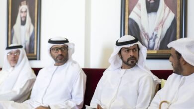 خليفة بن طحنون يُقدِّم واجب العزاء في وفاة شمسة صالح الفلاحي