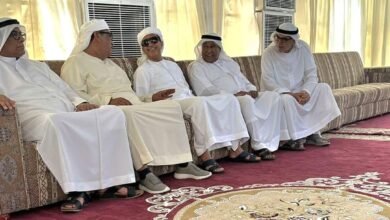 سالم بن سلطان القاسمي يعزي في وفاة والدة علي بن درويش برأس الخيمة