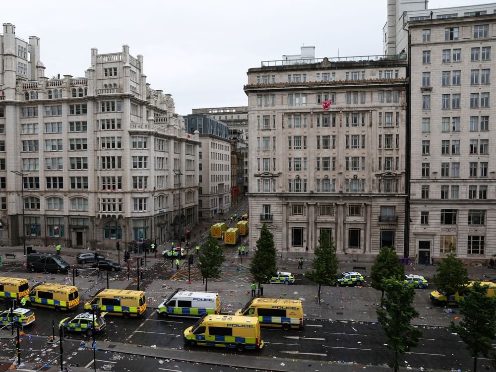 القبض على سائق اندفع بسيارته على مشجعي ليفربول خلال احتفالهم بالفوز