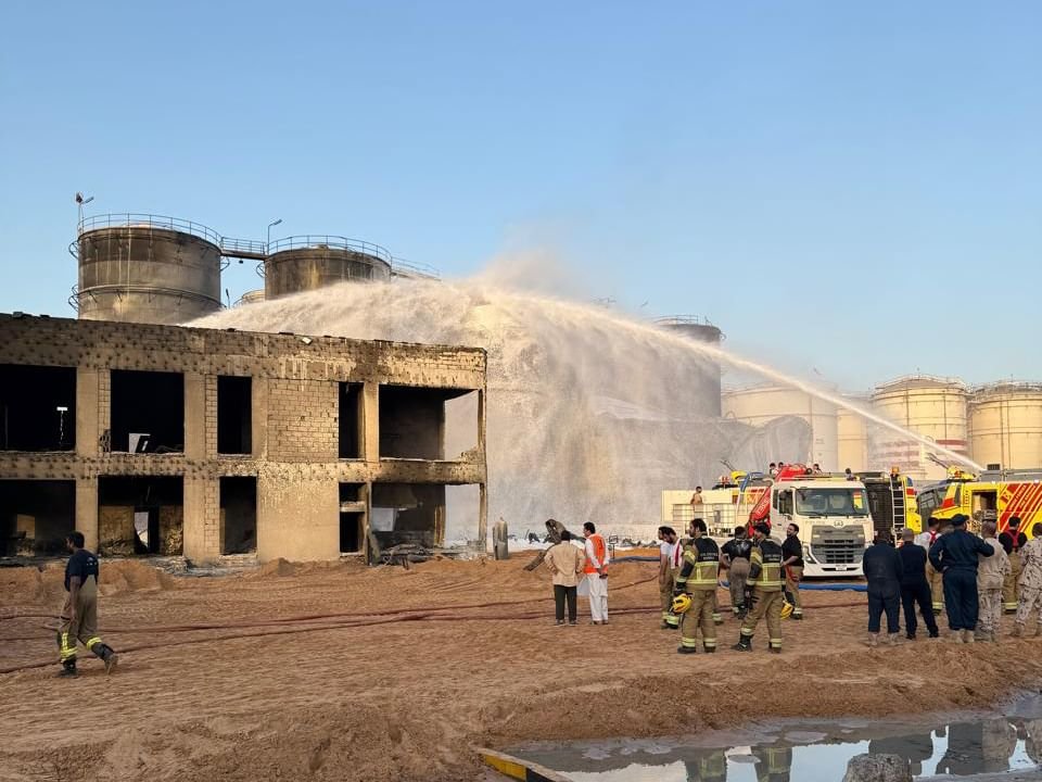 "طوارئ وأزمات الشارقة" تؤكد السيطرة الكاملة على حريق ميناء الحمرية