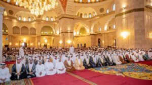 حمد الشرقي يؤدي صلاة عيد الأضحى في جامع الشيخ زايد بالفجيرة