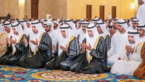 حمد الشرقي يؤدي صلاة عيد الأضحى في جامع الشيخ زايد بالفجيرة
