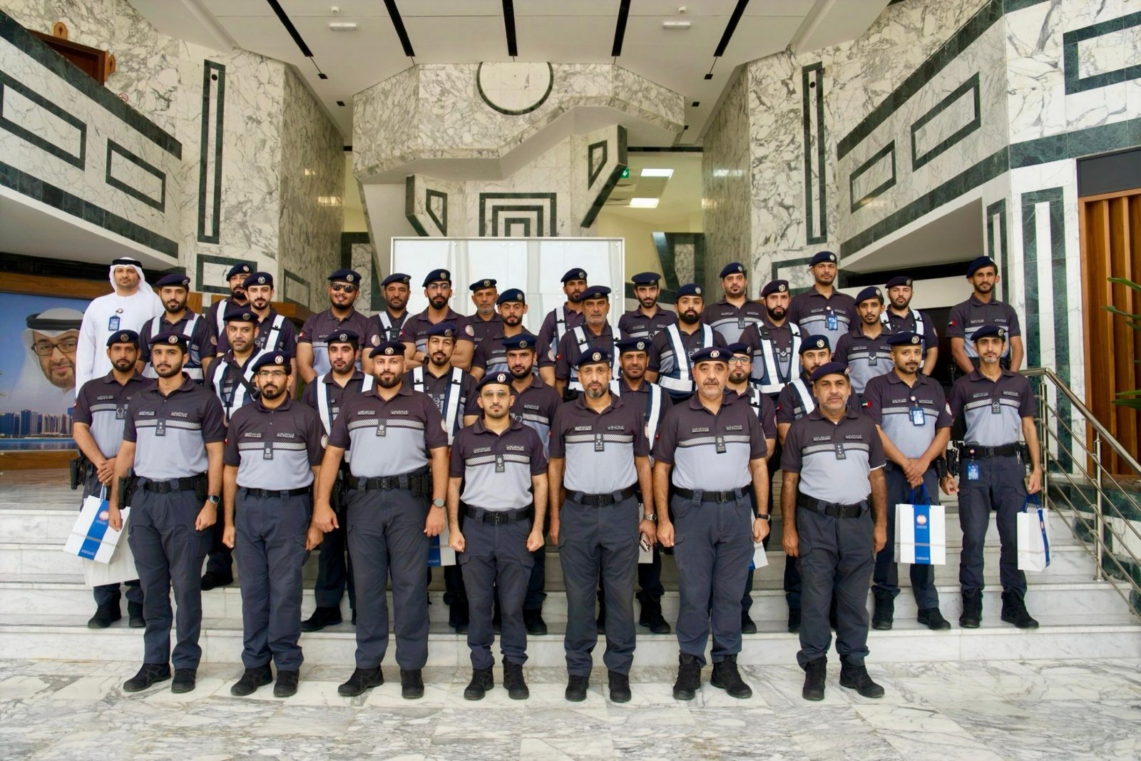 شرطة أبوظبي تكرم أكثر من 100 من منتسبيها تقديراً لتفانيهم في أداء الواجب 1 شرطة أبوظبي