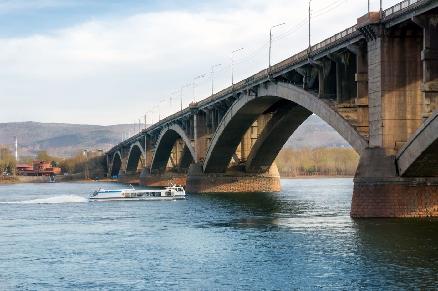 تسرب نفطي على طول 30 كم في نهر ينيسي جنوب وسط روسيا