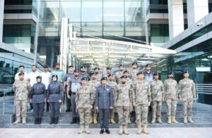 قائد عام شرطة أبوظبي يهنئ المناوبين بعيد الأضحى المبارك