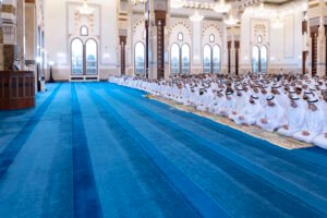 حمدان بن محمد يؤدي صلاة عيد الأضحى في مسجد زعبيل بدبي