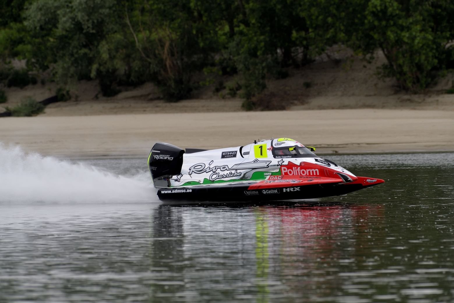 فريق أبوظبي يسجل رقماً قياسياً عالمياً في سباق بافيا–فينيسيا للزوارق السريعة