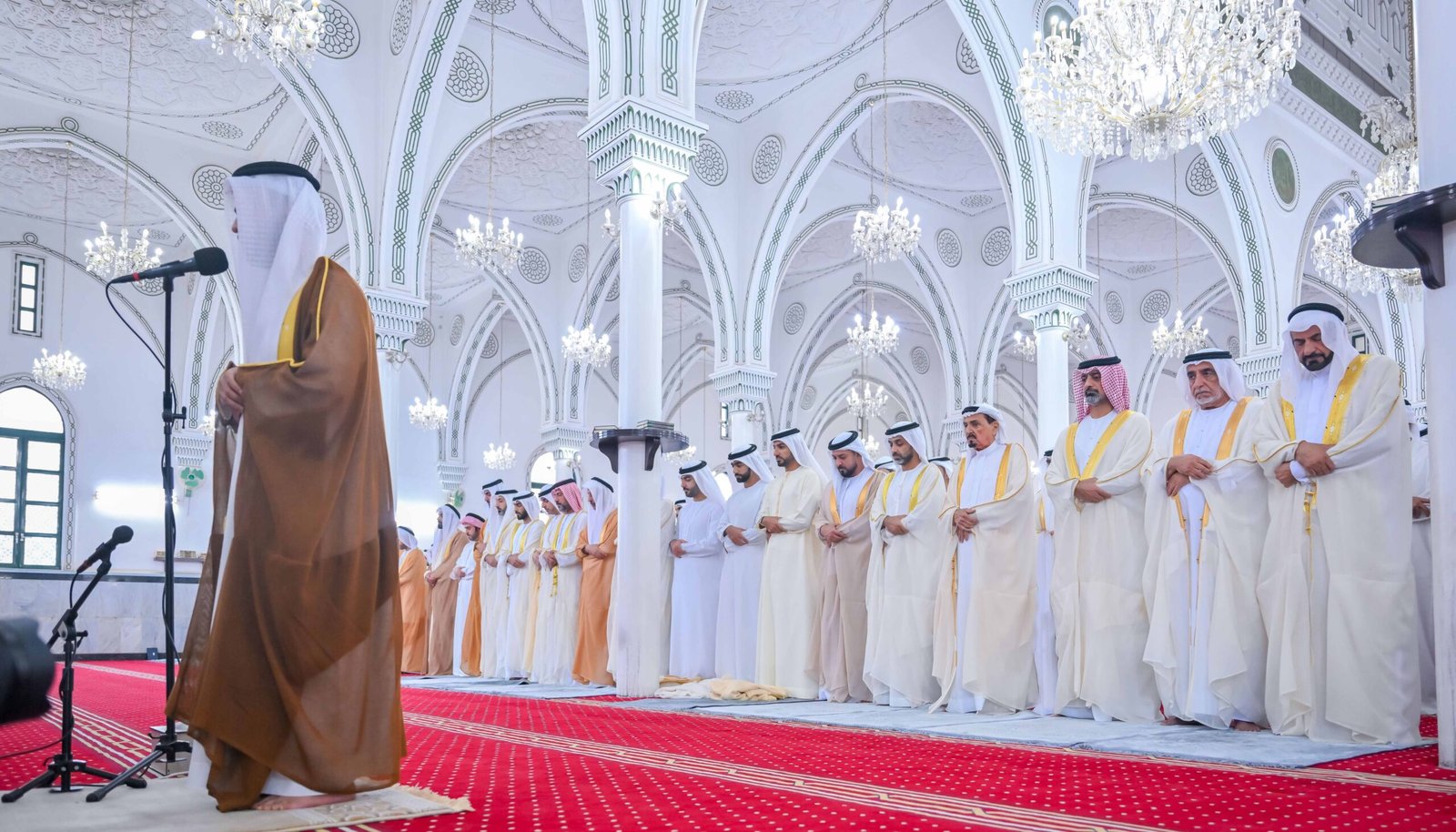 حاكم عجمان وولي عهده يؤديان صلاة عيد الأضحى في مسجد الشيخ راشد بن حميد 1 حاكم عجمان وولي عهده