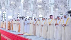 حاكم عجمان وولي عهده يؤديان صلاة عيد الأضحى في مسجد الشيخ راشد بن حميد