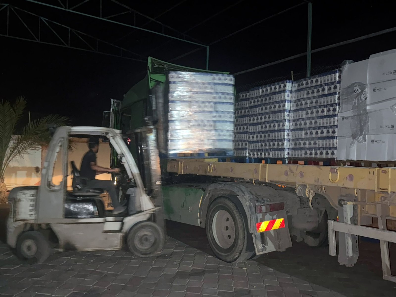 دخول قافلة مساعدات إماراتية إلى قطاع غزة محملة بـ 1039 طنا ضمن "الفارس الشهم 3"