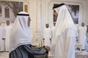 هزاع بن زايد يؤدي صلاة عيد الأضحى ويستقبل جموع المهنئين