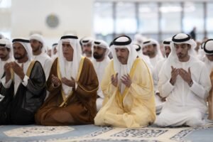 هزاع بن زايد يؤدي صلاة عيد الأضحى ويستقبل جموع المهنئين