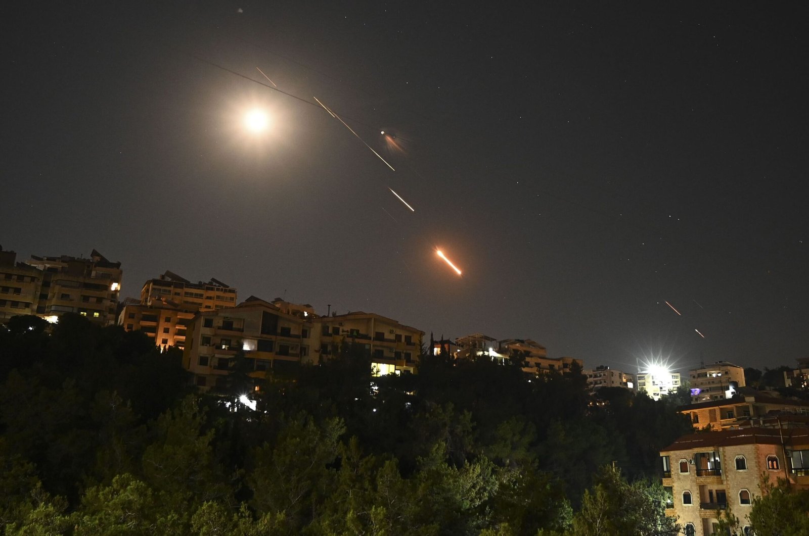 إيران وإسرائيل تتبادلان الهجمات العسكرية وسط سباق دبلوماسي لاحتواء الموقف