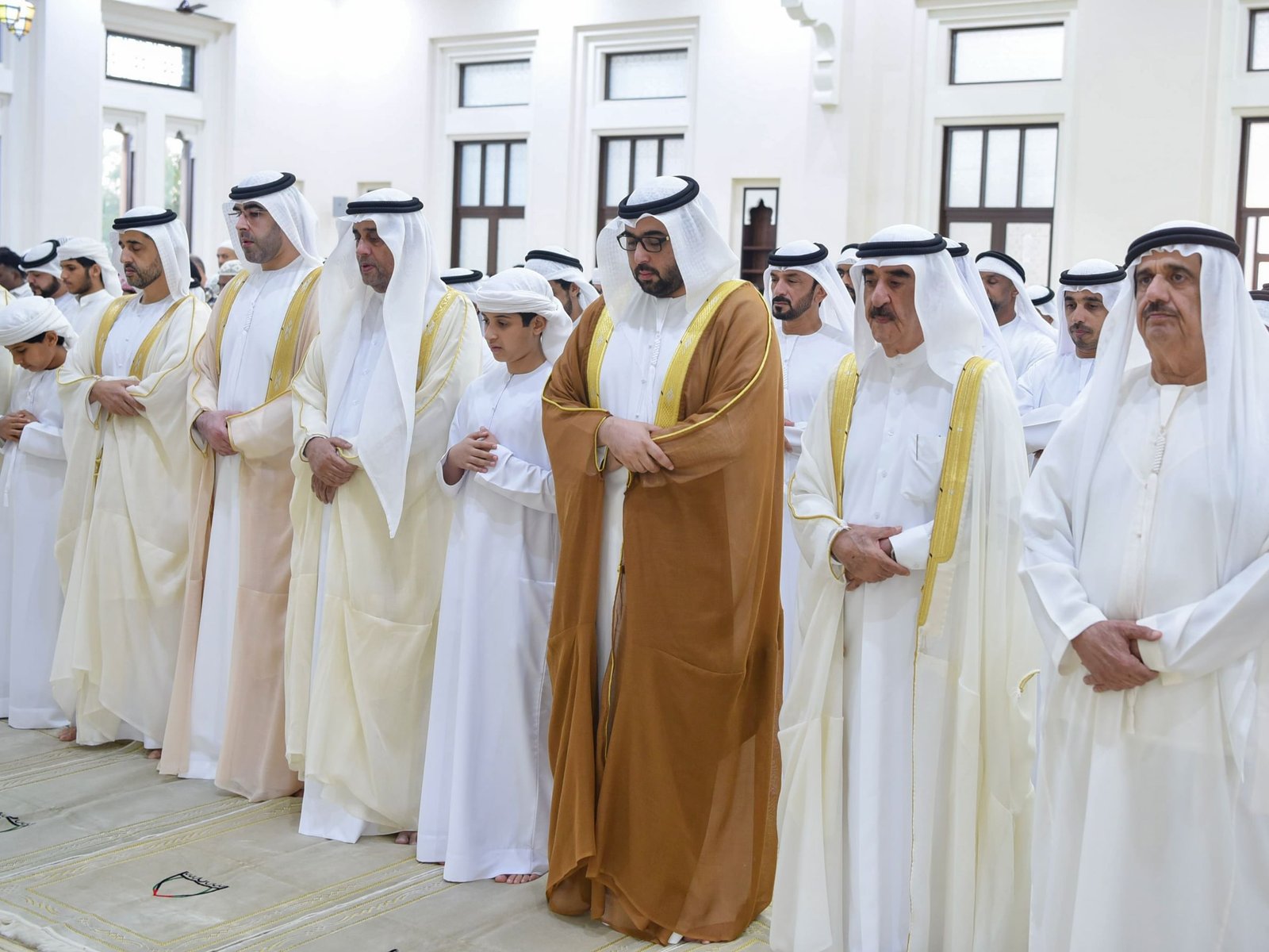 حاكم أم القيوين يؤدي صلاة عيد الأضحى بمسجد الشيخ أحمد بن راشد المعلا بمنطقة الراس 1 حاكم أم القيوين