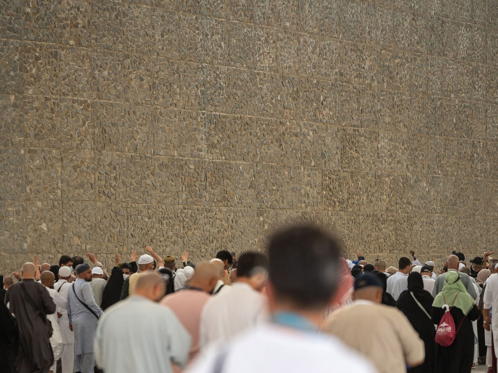 حجاج بيت الله الحرام يرمون الجمرات في ثاني أيام التشريق