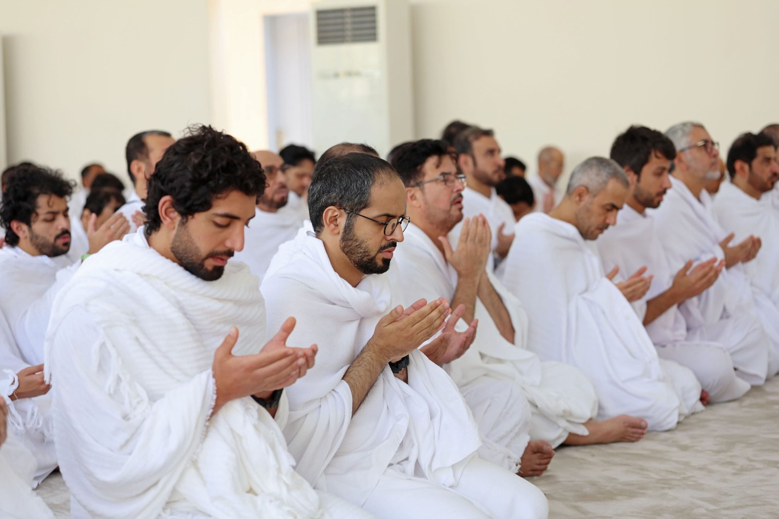 حجاج الدولة يقفون على صعيد عرفات لأداء ركن الحج الأعظم