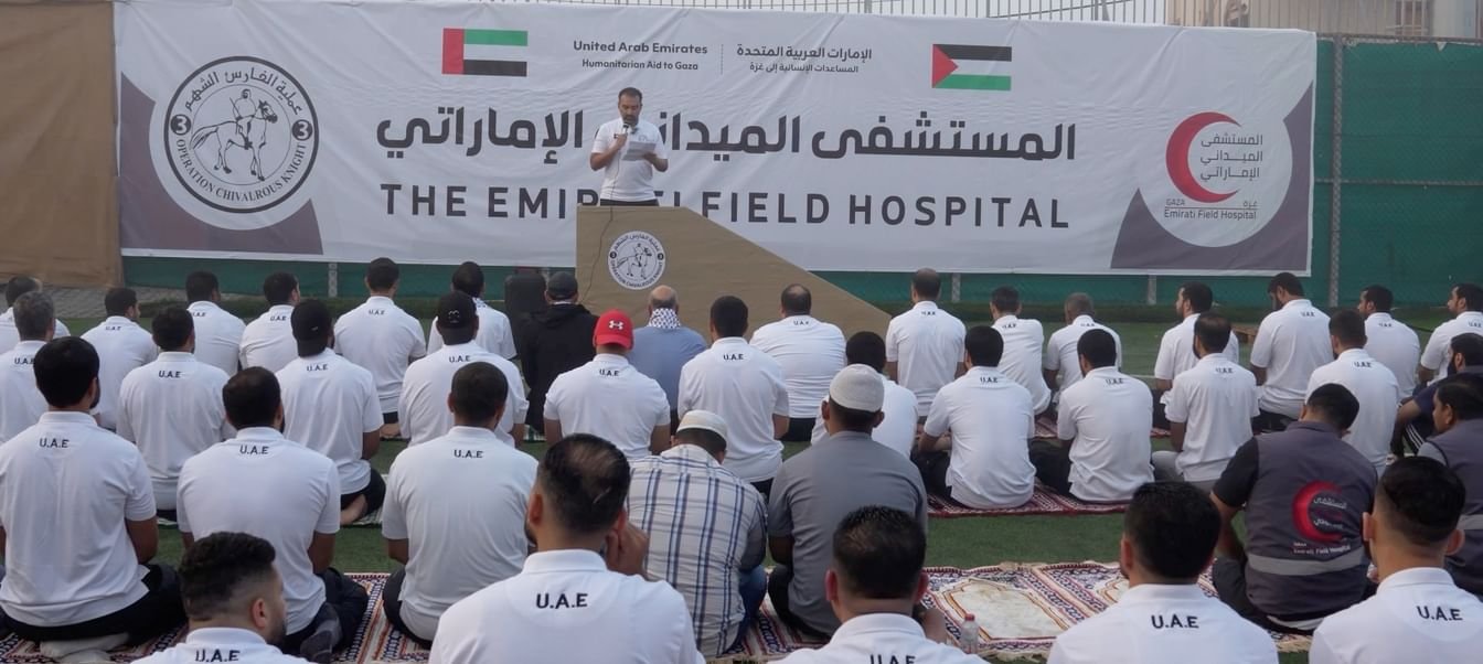أعضاء البعثة الطبية الإماراتية في غرة يؤدون صلاة عيد الأضحى بالمستشفى الميداني