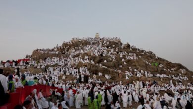 حجاج بيت الله الحرام يتوافدون إلى صعيد عرفات لأداء ركن الحج الأعظم