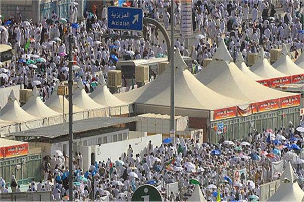 الحجاج يرمون الجمرات الثلاث في أول أيام التشريق