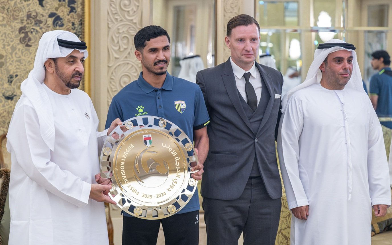 حمدان بن زايد يستقبل فريق نادي الظفرة ويهنئهم بالصعود إلى دوري أدنوك للمحترفين 1 حمدان بن زايد يستقبل فريق نادي الظفرة ويهنئهم بالصعود إلى دوري أدنوك للمحترفين