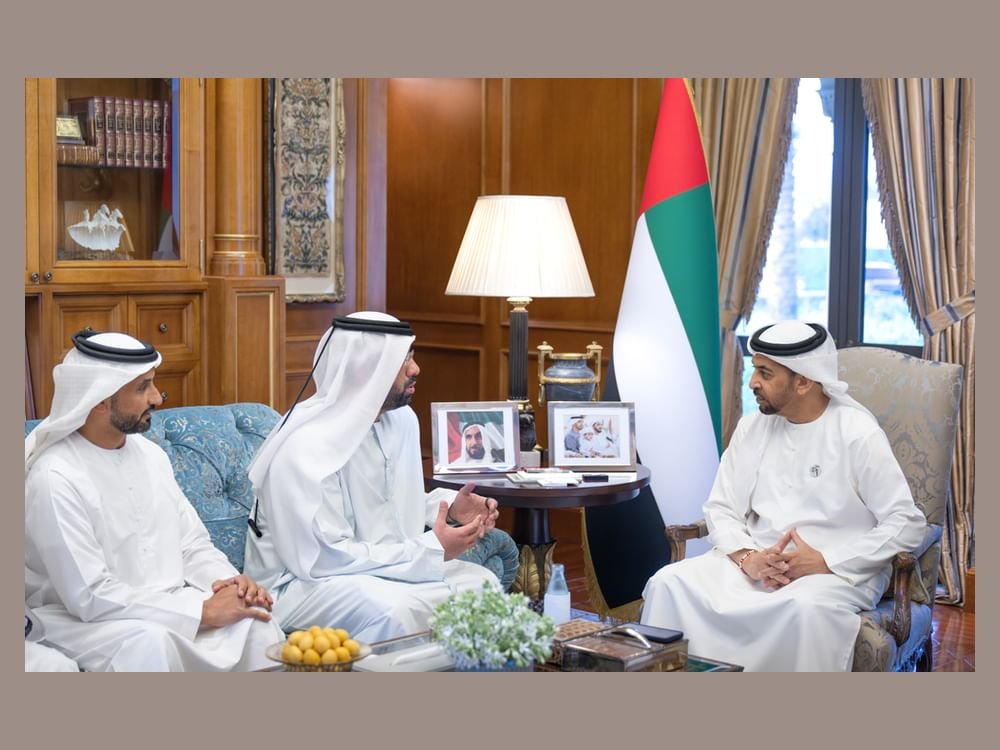 حمدان بن زايد يستقبل وفد دائرة الطاقة ويطلع على سير العمل بالمشاريع الاستراتيجية بمنطقة الظفرة