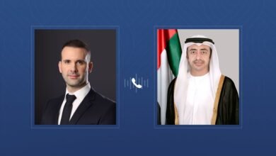 عبدالله بن زايد ورئيس وزراء مونتينيغرو يبحثان هاتفيا تعزيز العلاقات الثنائية بين البلدين