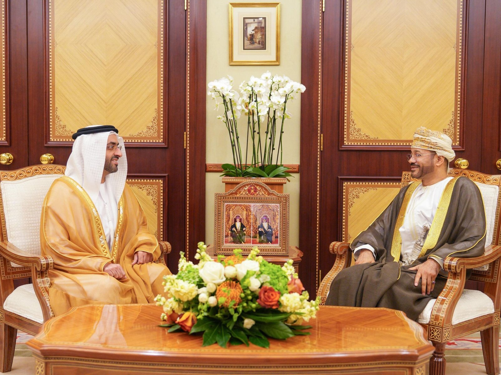 سفير الإمارات يسلم نسخة من أوراق اعتماده إلى وزير خارجية سلطنة عُمان