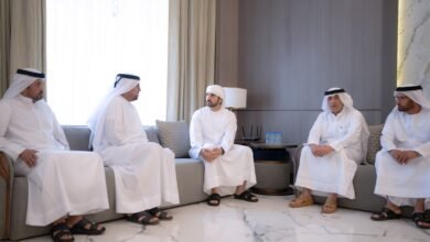 حمدان بن محمد يقدم واجب العزاء في وفاة والدة راشد ثاني المطروشي