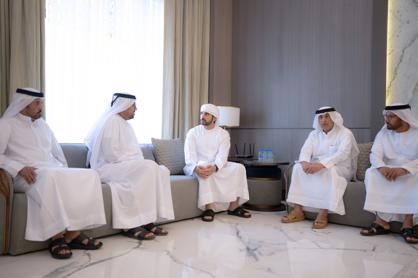 حمدان بن محمد يقدم واجب العزاء في وفاة والدة راشد ثاني المطروشي 1 حمدان بن محمد يقدم واجب العزاء في وفاة والدة راشد ثاني المطروشي