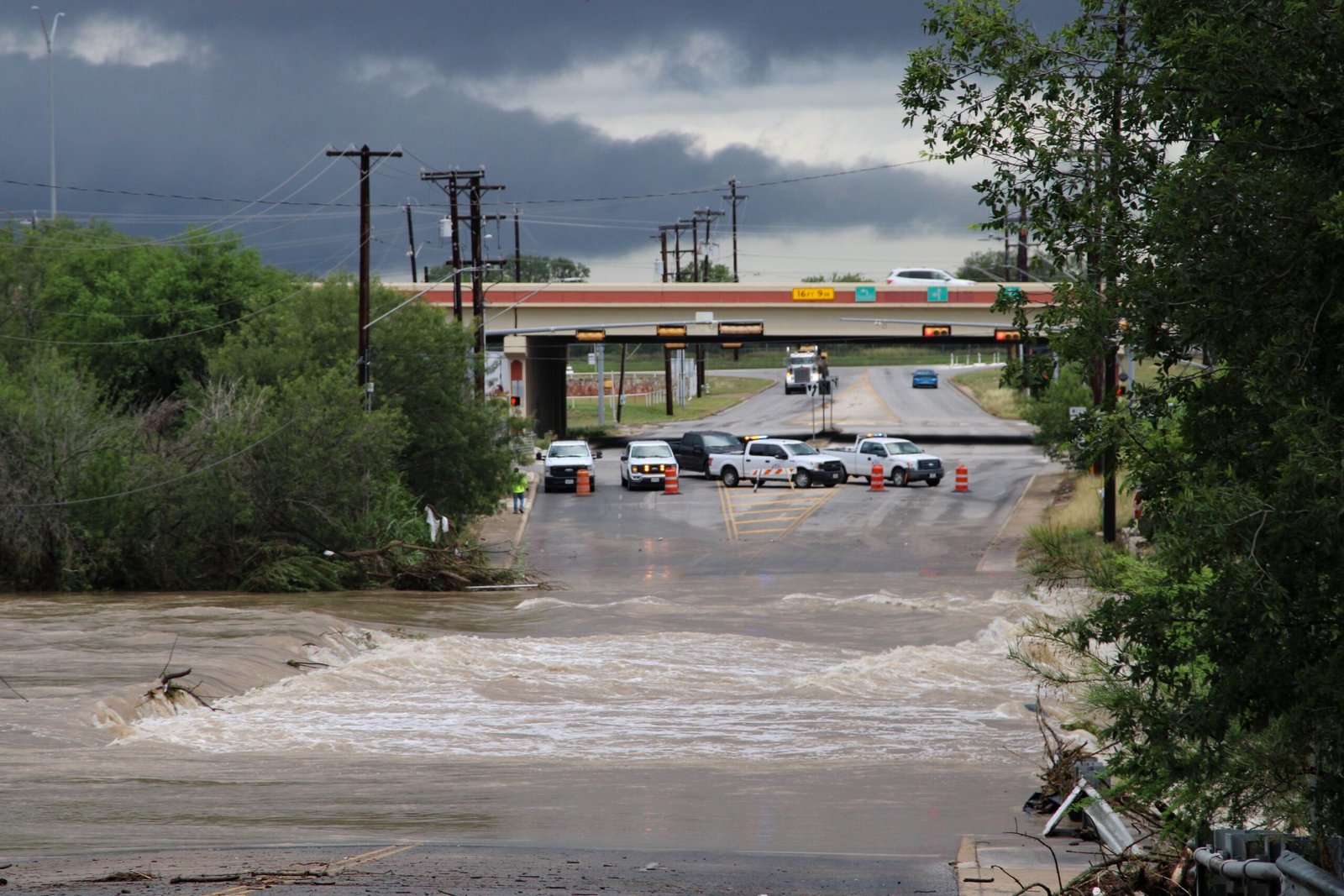 فيضانات تكساس المفاجئة تودي بحياة 10 أشخاص وتكشف آثار تغير المناخ