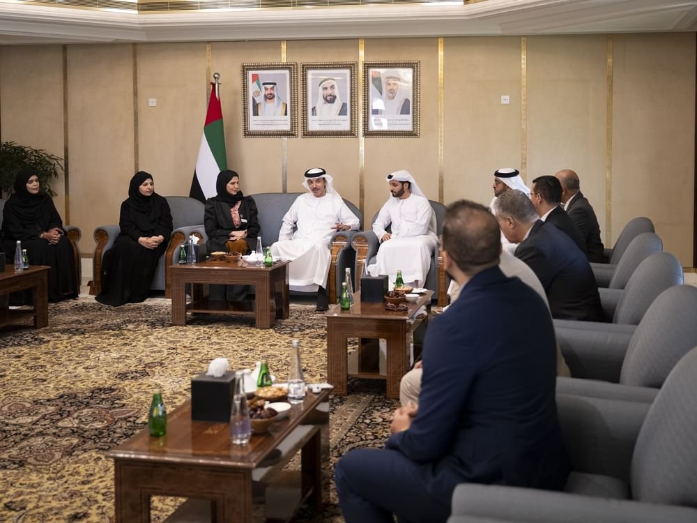 هزاع بن زايد يستقبل الفائزين بالدورة الـ18 لجائزة خليفة التربوية من منطقة العين 1 هزاع بن زايد يستقبل الفائزين بالدورة الـ18 لجائزة خليفة التربوية من منطقة العين