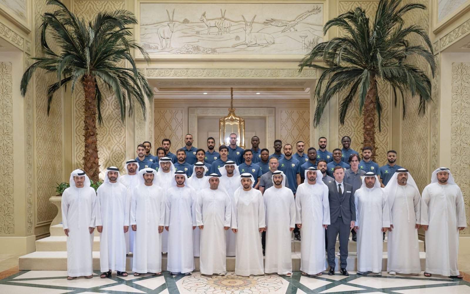 حمدان بن زايد يستقبل فريق نادي الظفرة ويهنئهم بالصعود إلى دوري أدنوك للمحترفين 1 حمدان بن زايد